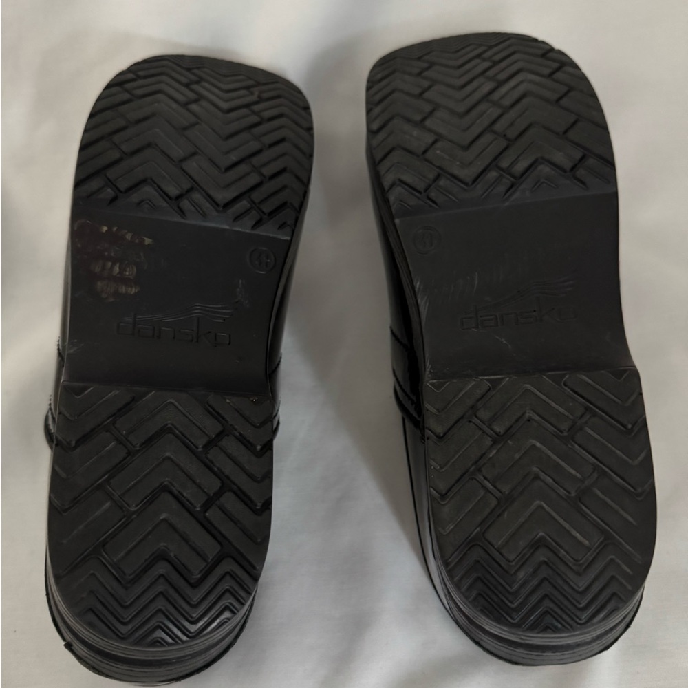 Dansko Black Patent Leather Staple Clogs Size 41 EUC - Picture 8 of 8